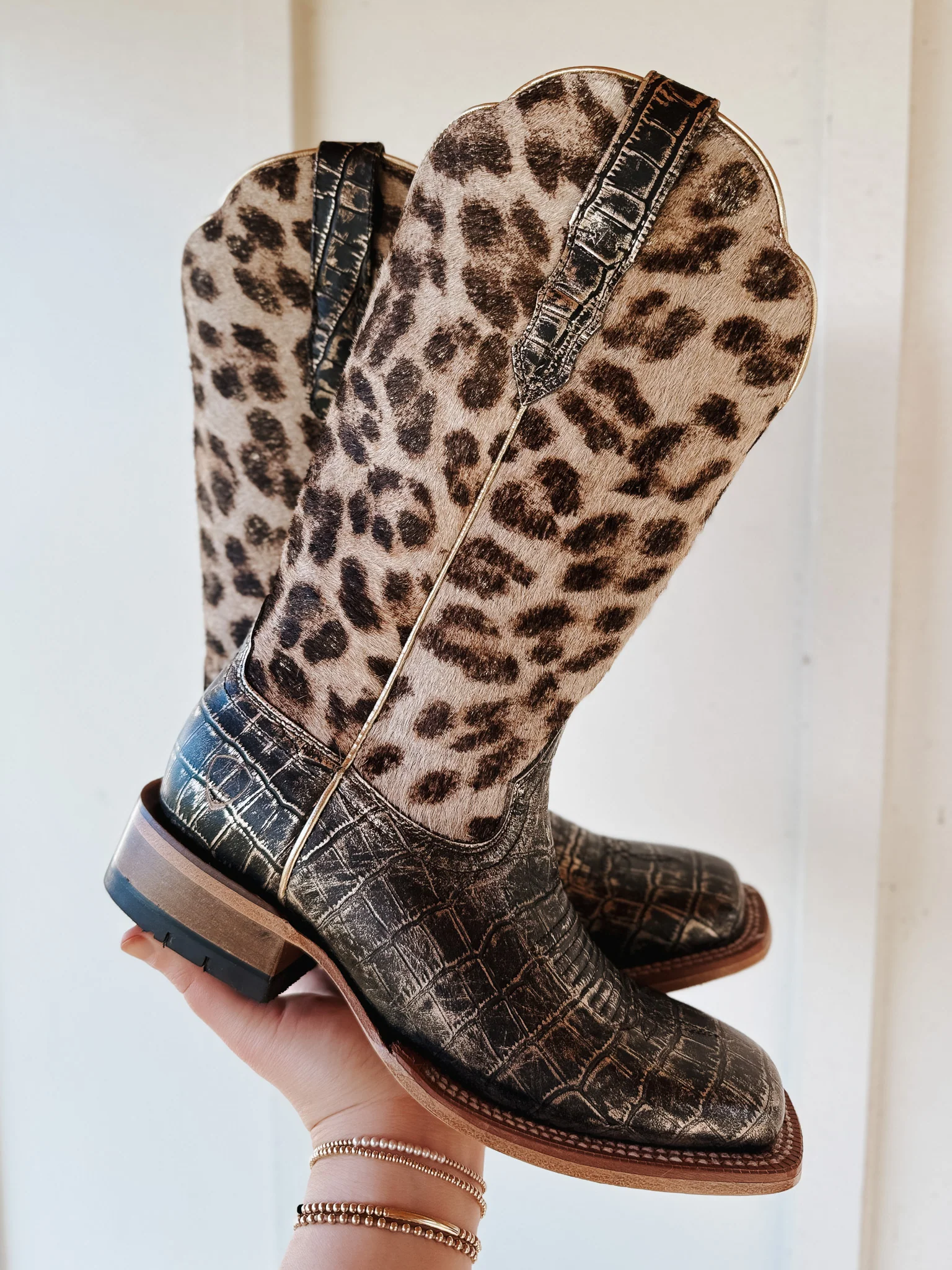 Ariat Women's Frontier Farrah Wide Square Toe Western Boot - Image 11