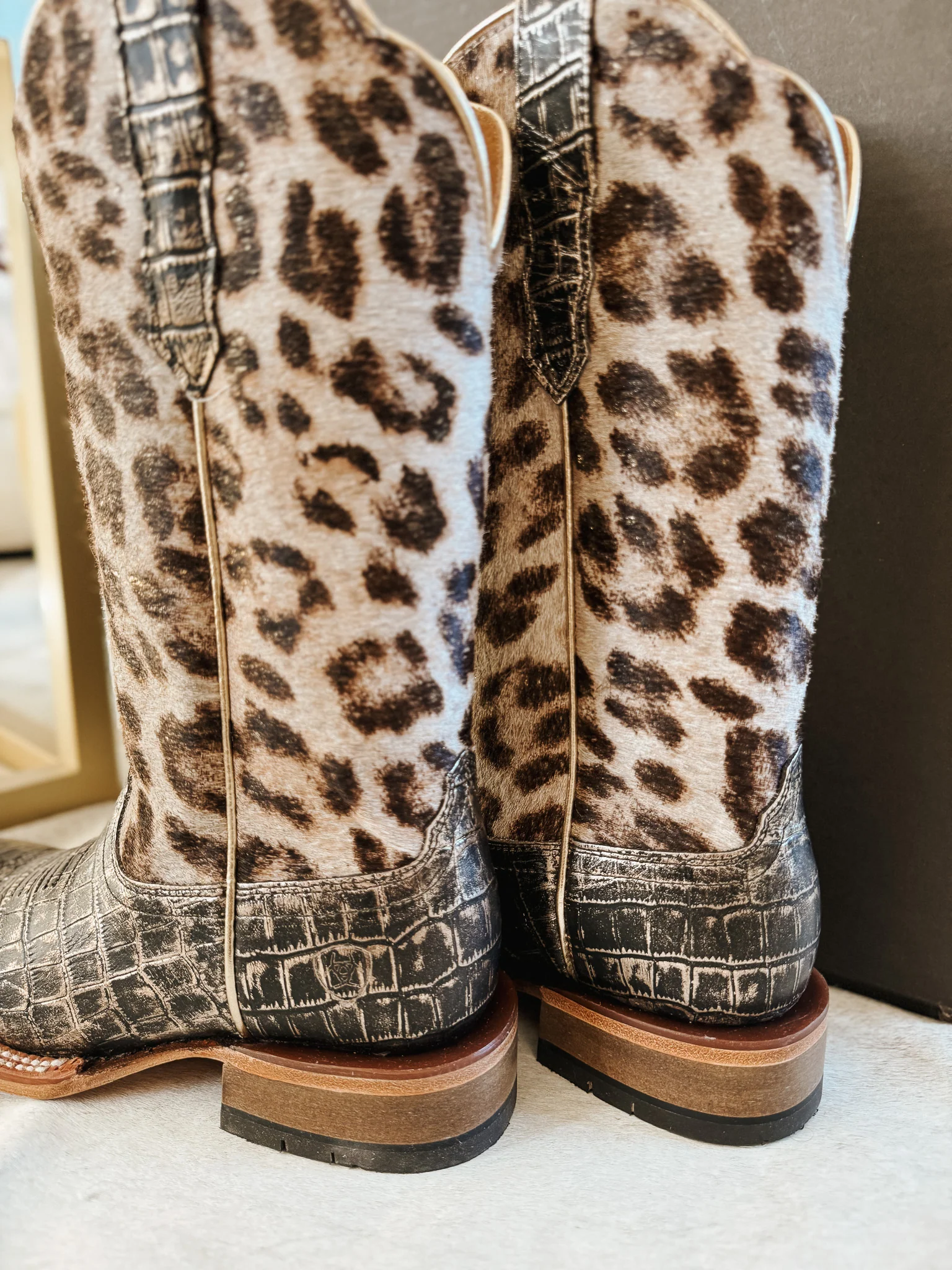 Ariat Women's Frontier Farrah Wide Square Toe Western Boot - Image 9