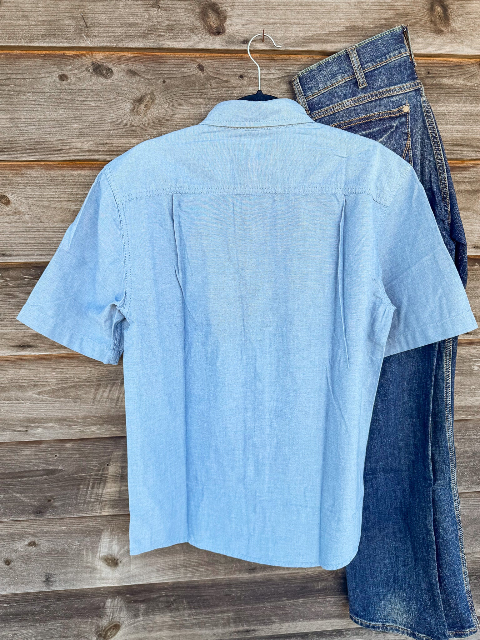 Men's Carhartt Loose Fit Midweight Chambray Short-Sleeve Shirt in Chambray Blue - Image 4