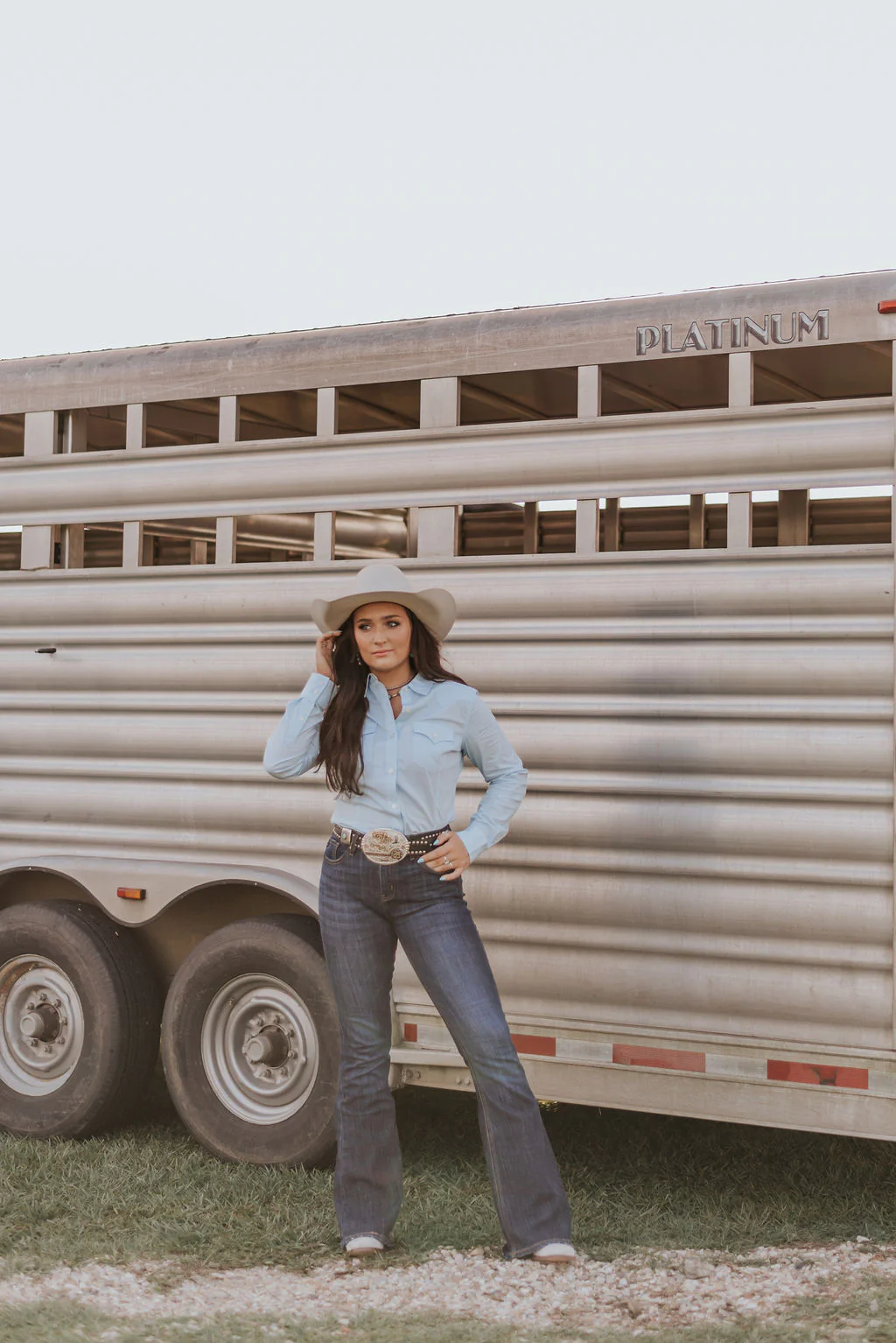 WOMEN'S WRANGLER WESTERN BUTTON DOWN SHIRT IN COOL BLUE - Image 4
