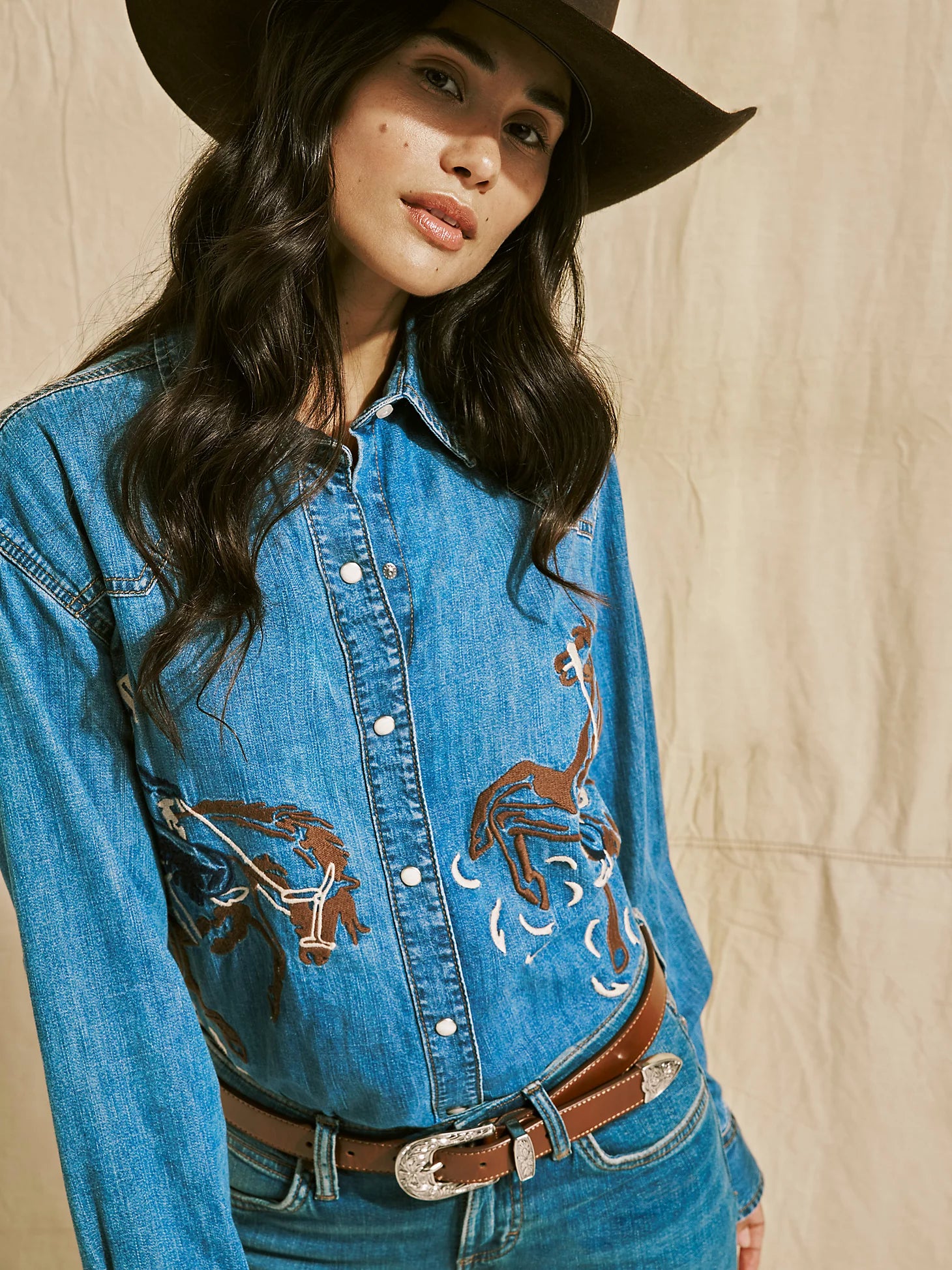 Women's Wrangler Embroidered Horses Boyfriend Western Snap Shirt - Image 4