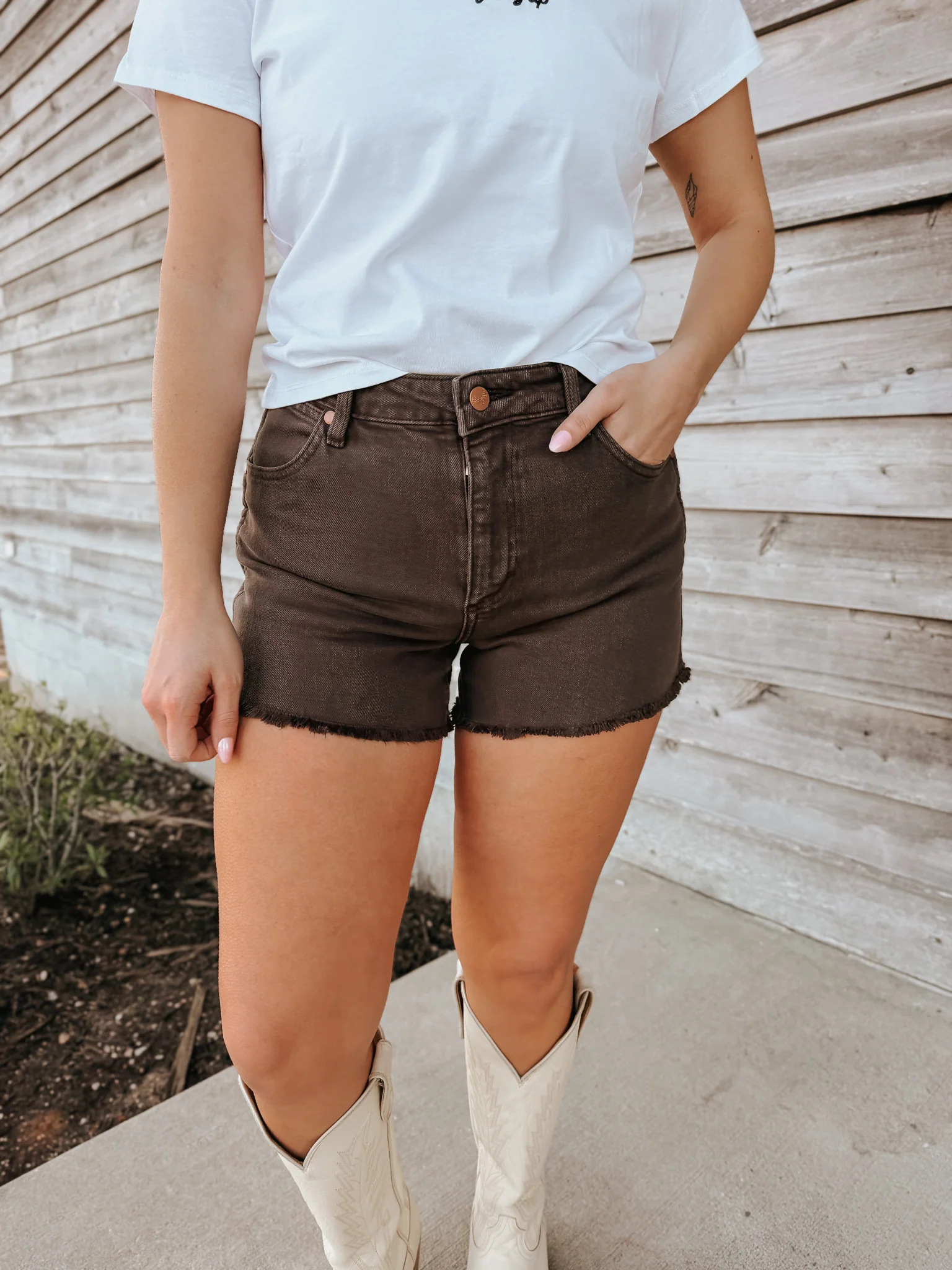 Wrangler Women's High Rise Cowboy Shorts in Cocoa - Image 3