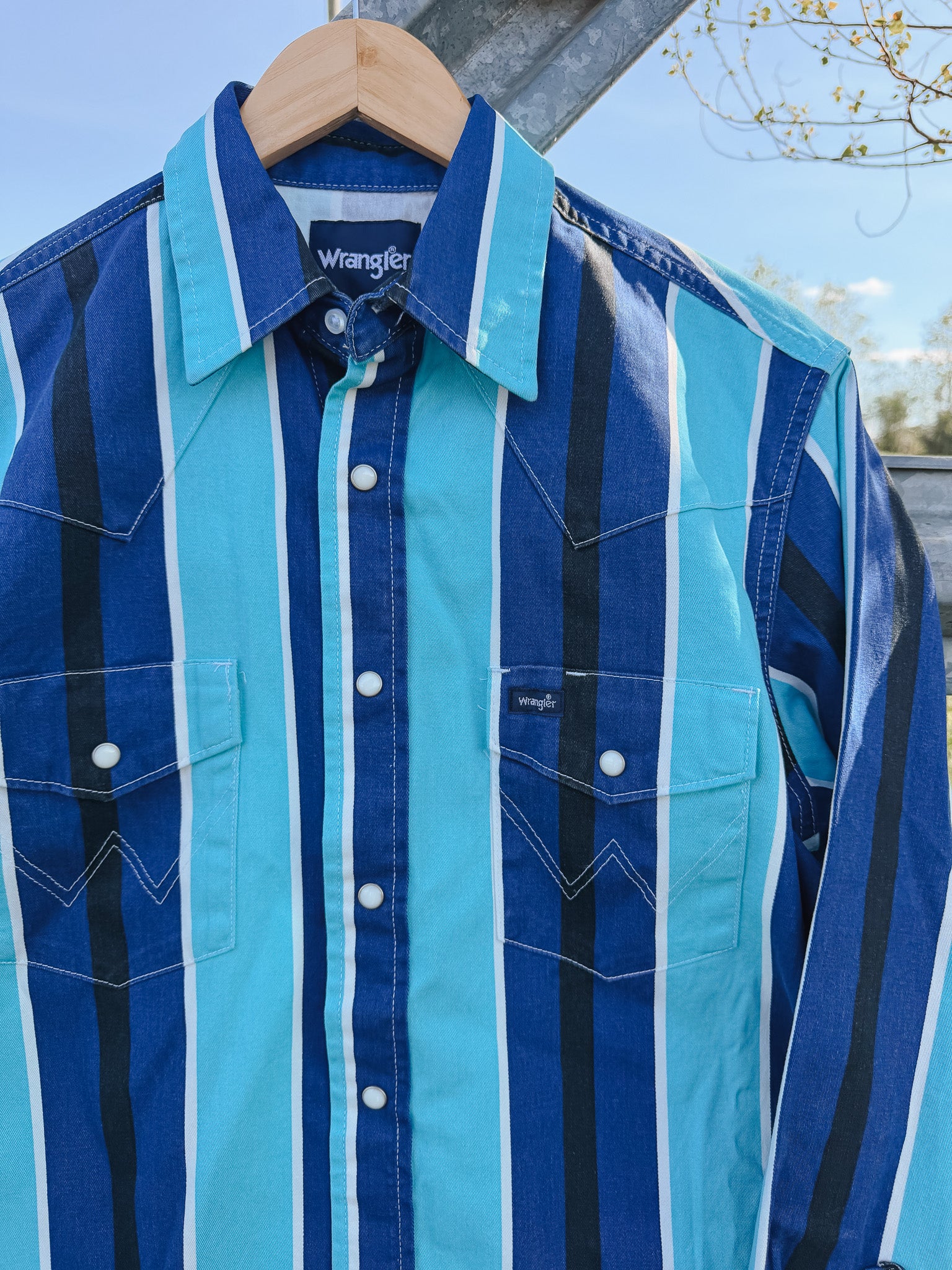 Wrangler Men's Vintage-Inspired Brushpopper Pearl Snap in Blue - Image 4