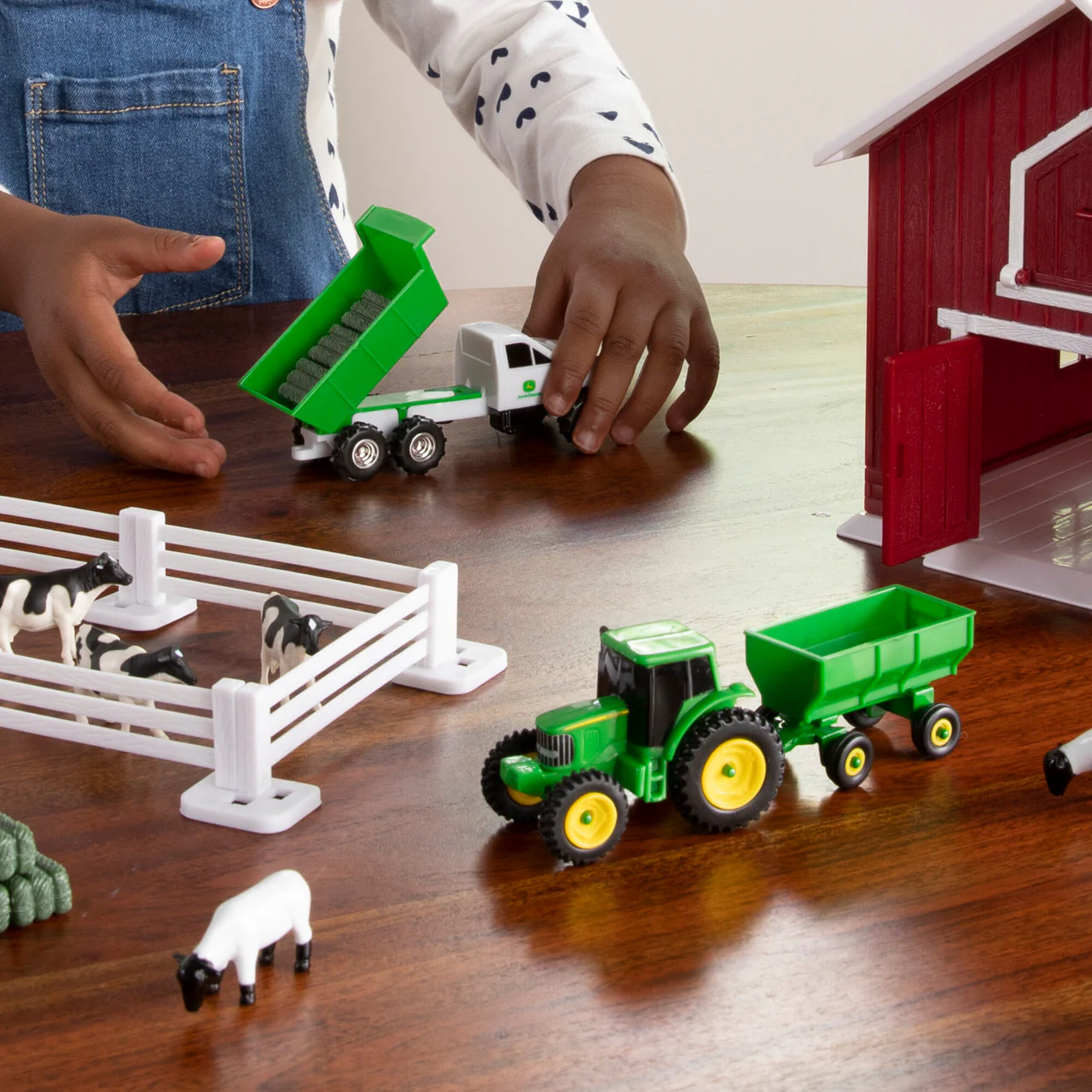John Deere 1:64 Scale 24 Piece Farm Playset with On-the-Go Barn - Image 7