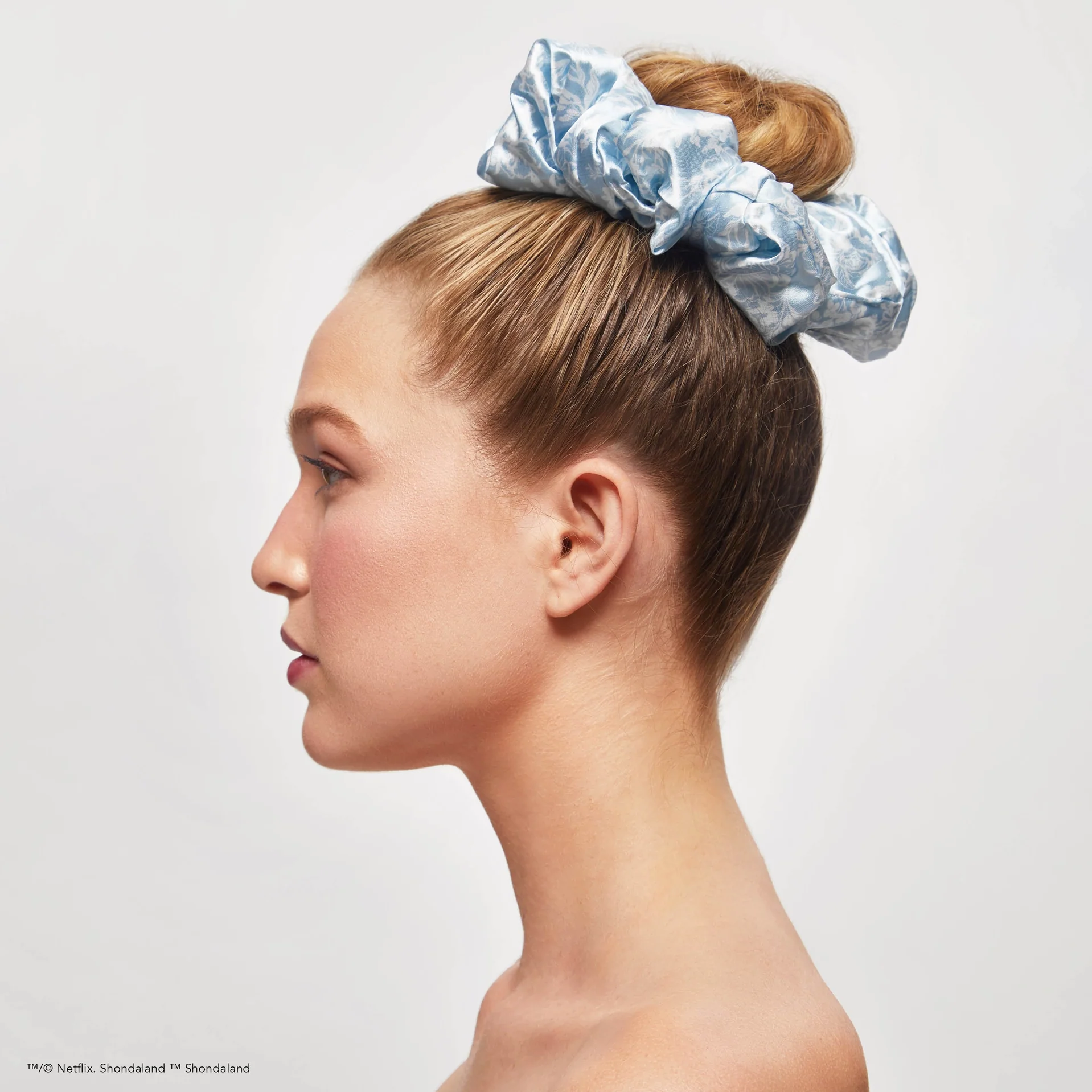 Kitsch X Bridgerton Satin Pillow Scrunchies - Toile De Blue - Image 2