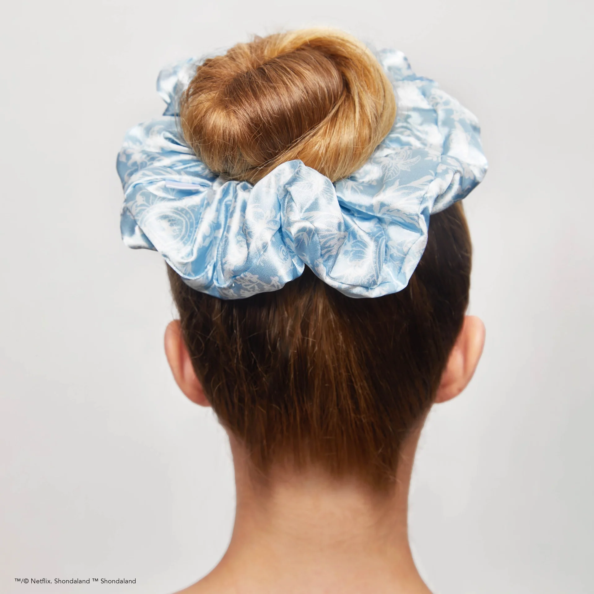 Kitsch X Bridgerton Satin Pillow Scrunchies - Toile De Blue - Image 3
