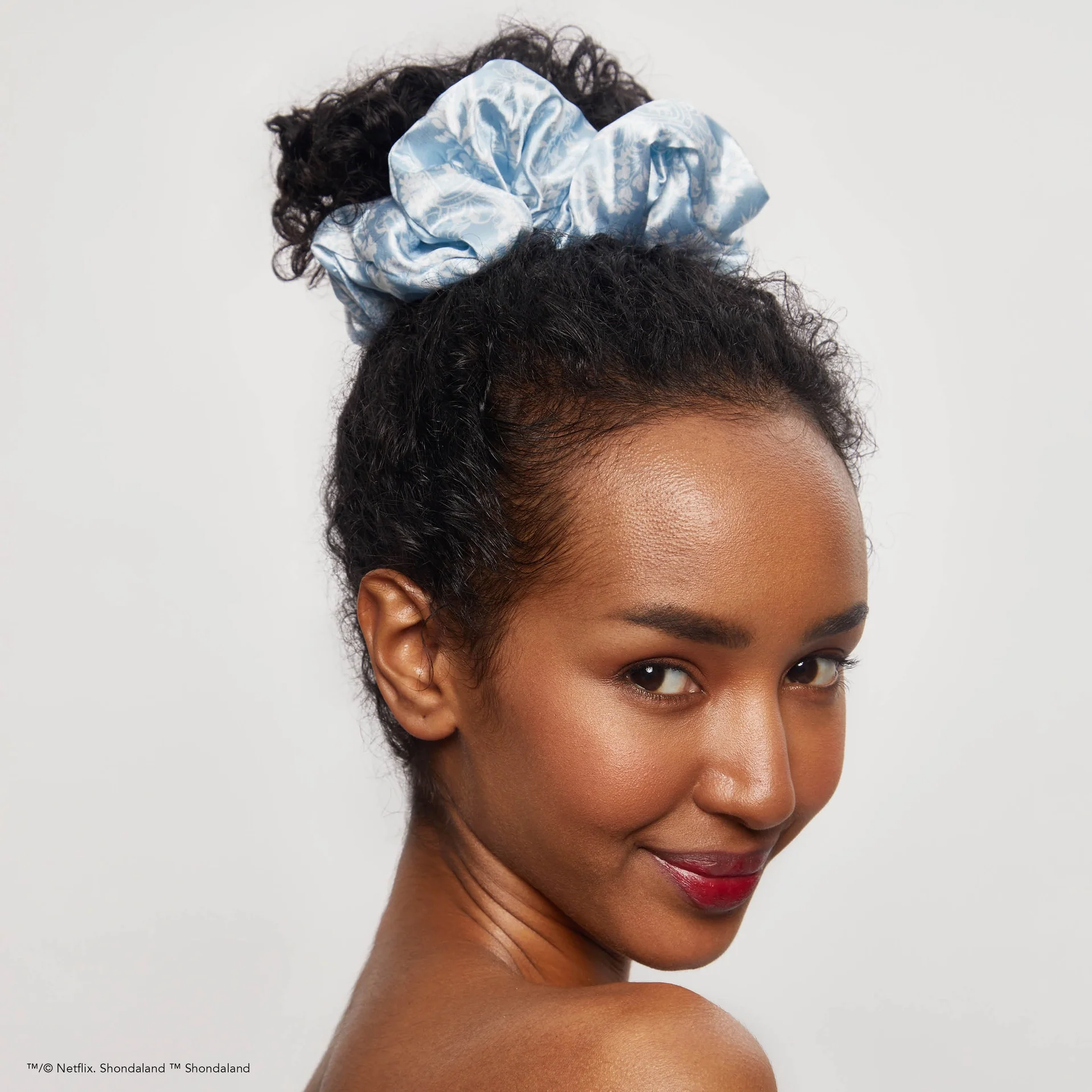 Kitsch X Bridgerton Satin Pillow Scrunchies - Toile De Blue - Image 6
