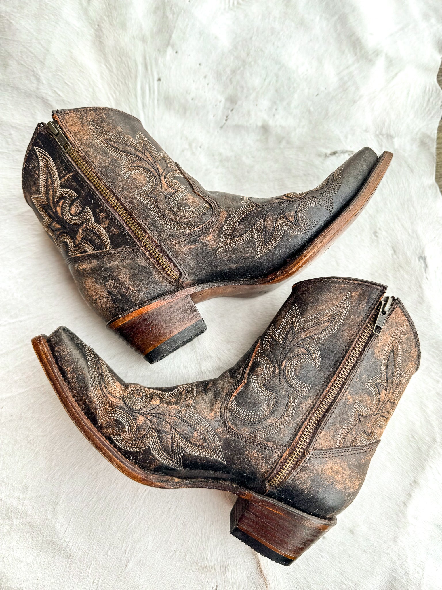 Women's Circle G By Corral Black & Brown Western Zipper Booties - Image 10