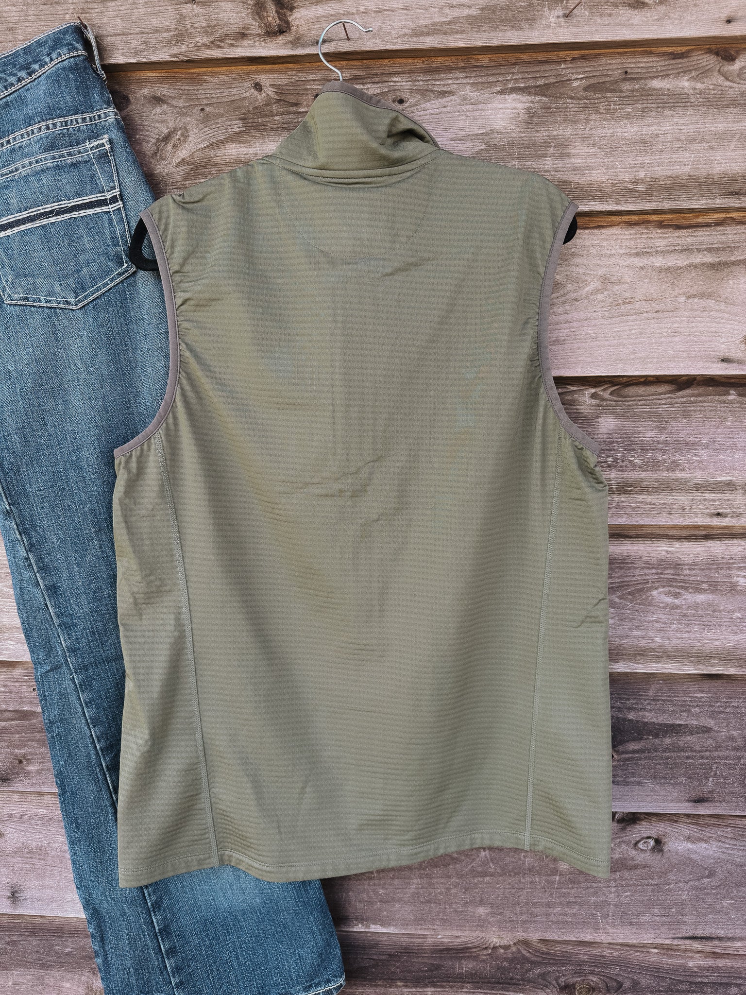 Duck Camp Lightweight Grid Tech Vest in Moss/Raven - Image 10
