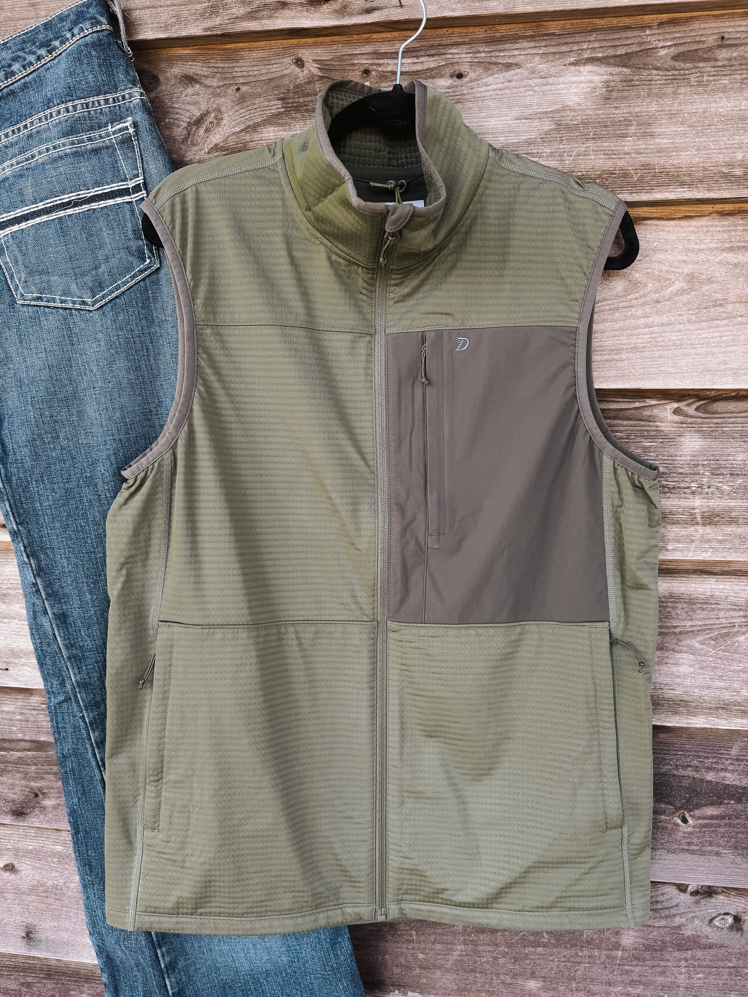 Duck Camp Lightweight Grid Tech Vest in Moss/Raven - Image 7