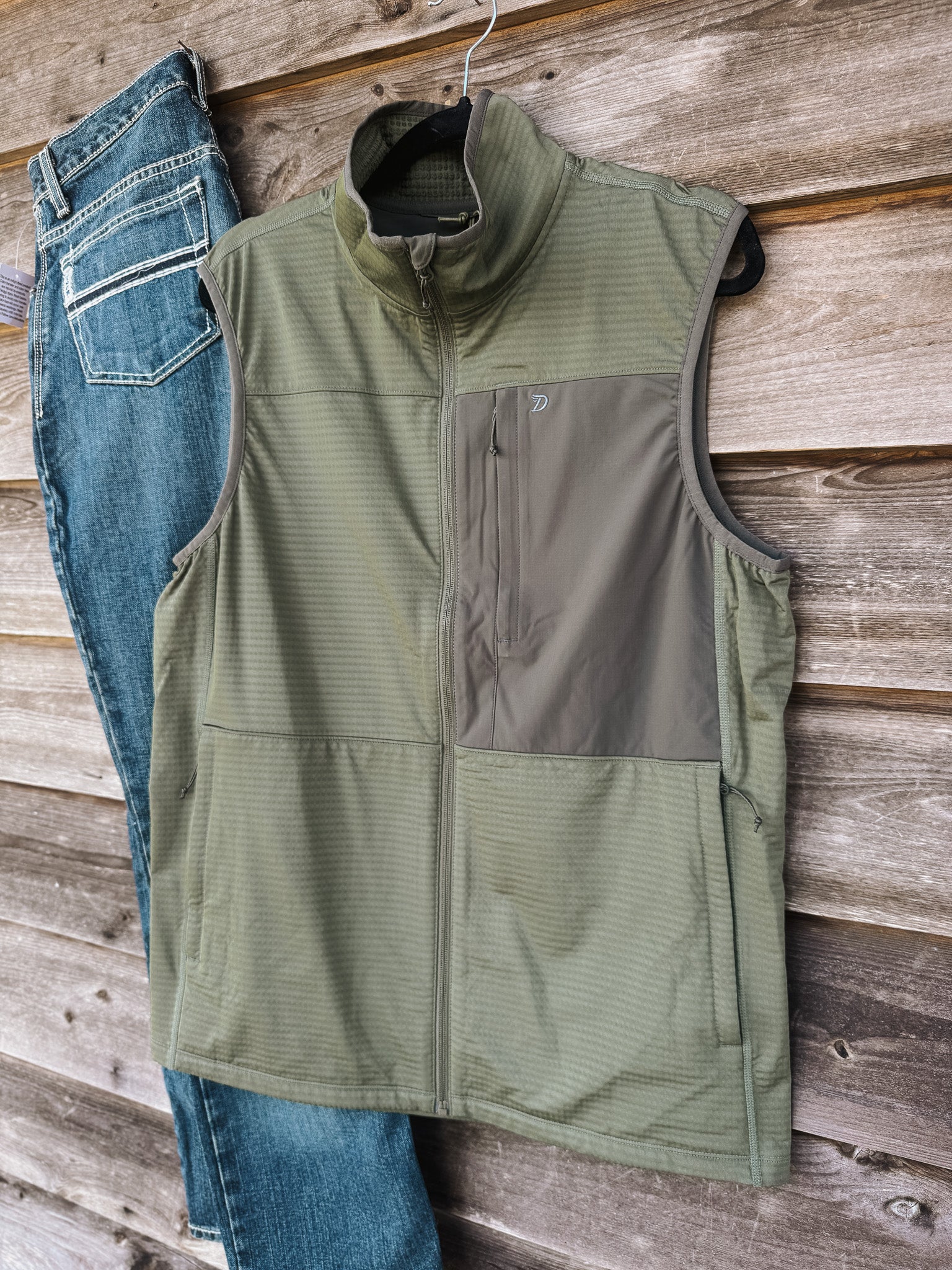 Duck Camp Lightweight Grid Tech Vest in Moss/Raven - Image 8