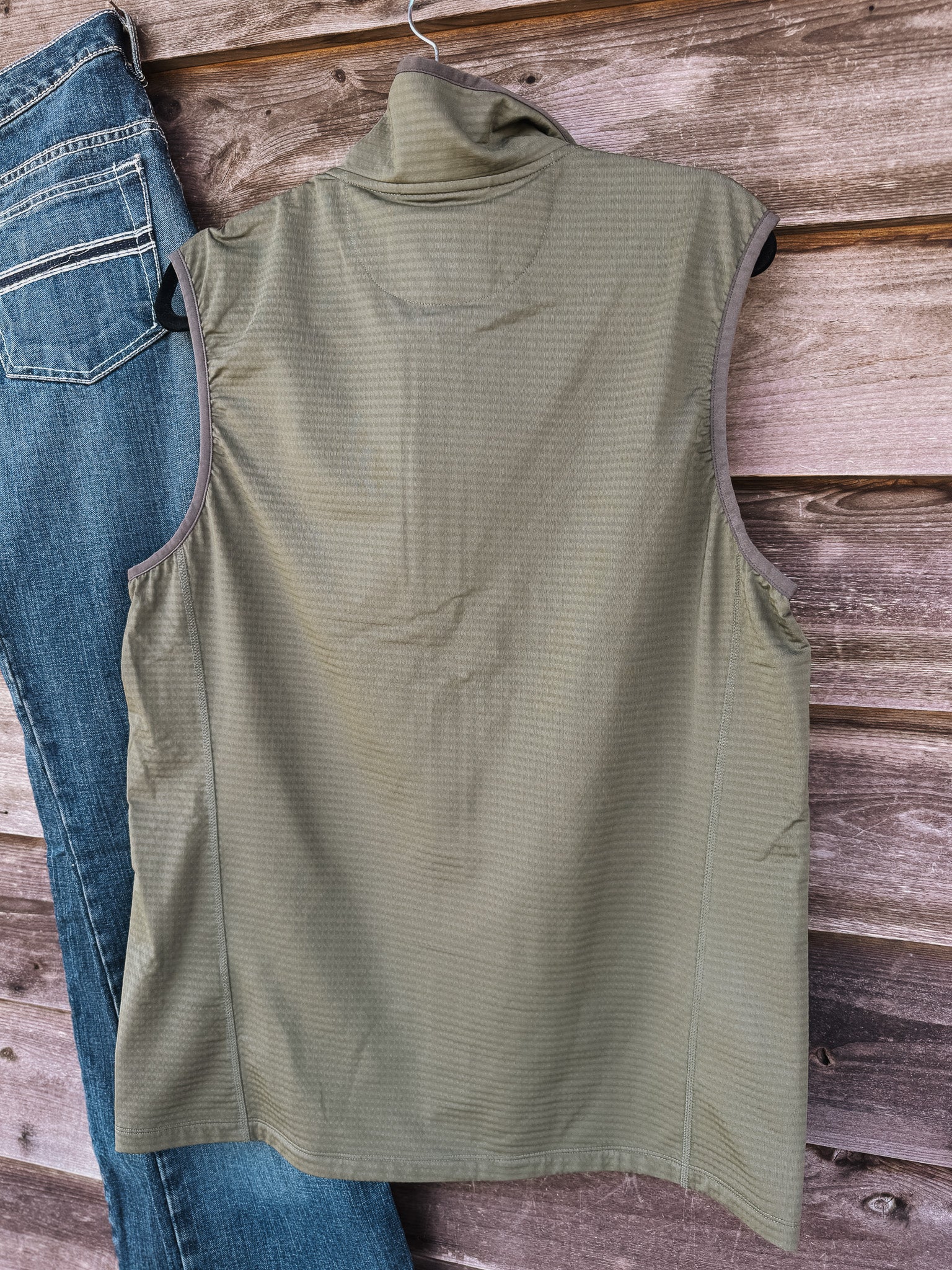 Duck Camp Lightweight Grid Tech Vest in Moss/Raven - Image 9